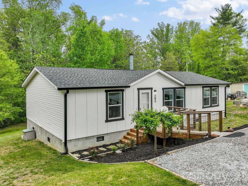 285 Dove Haven Lane, Hendersonville, NC 28791.  MLS# CAR4375891, YatesRealty ID 21486. 
