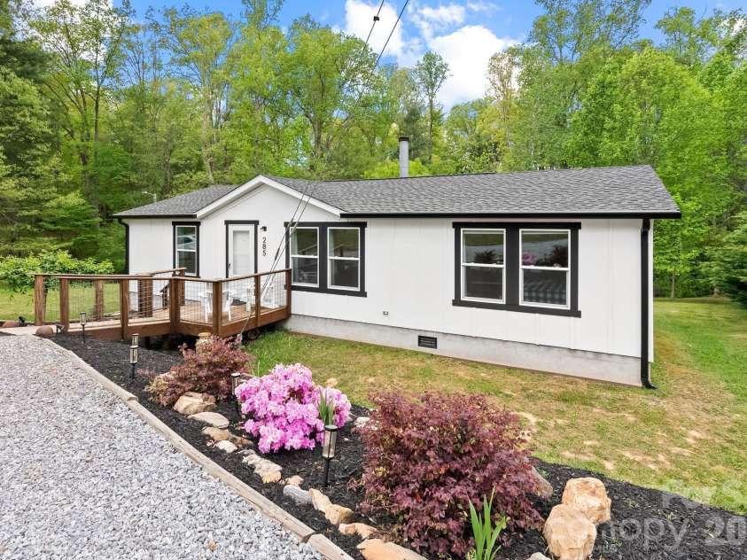 285 Dove Haven Lane, Hendersonville, NC 28791.  MLS# CAR4375891, YatesRealty ID 21486. 