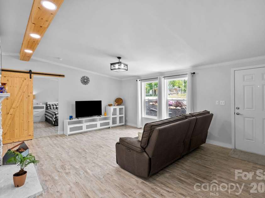 285 Dove Haven Lane, Hendersonville, NC 28791.  MLS# CAR4375891, YatesRealty ID 21486. 