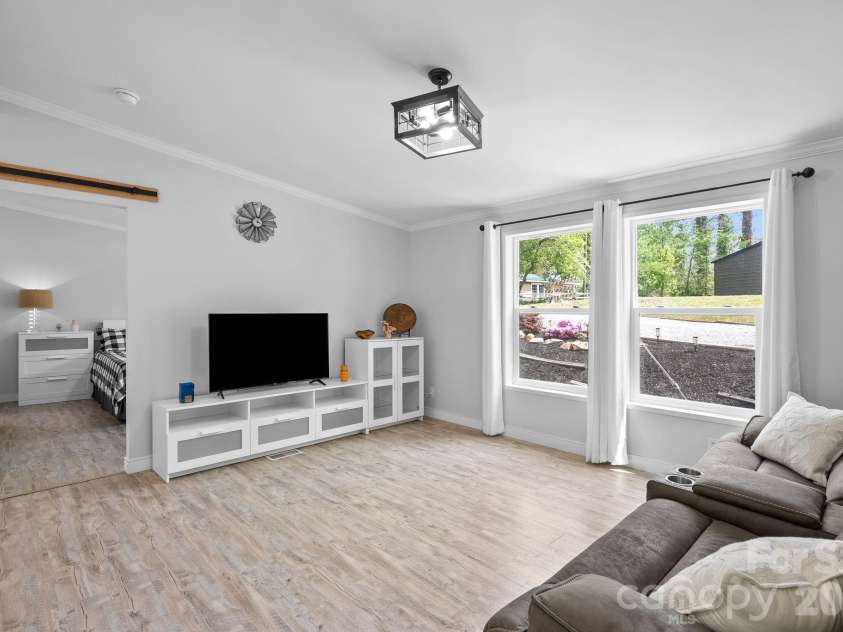 285 Dove Haven Lane, Hendersonville, NC 28791.  MLS# CAR4375891, YatesRealty ID 21486. 