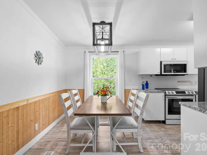 285 Dove Haven Lane, Hendersonville, NC 28791.  MLS# CAR4375891, YatesRealty ID 21486. 