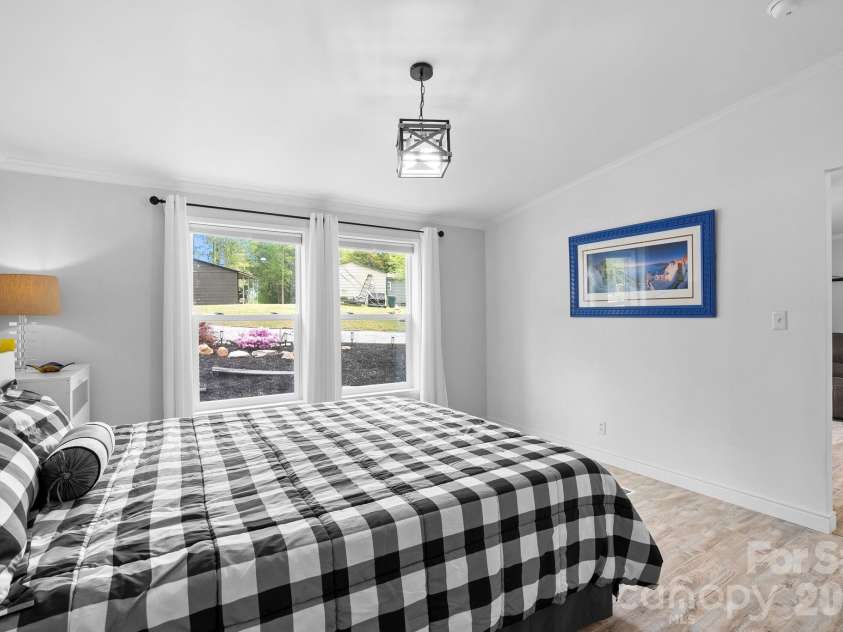 285 Dove Haven Lane, Hendersonville, NC 28791.  MLS# CAR4375891, YatesRealty ID 21486. 