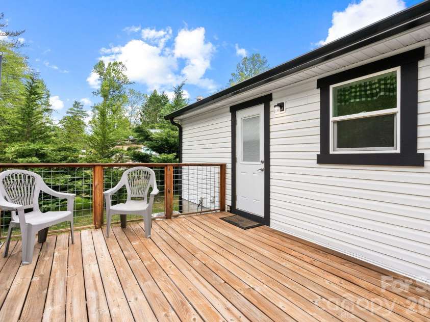 285 Dove Haven Lane, Hendersonville, NC 28791.  MLS# CAR4375891, YatesRealty ID 21486. 