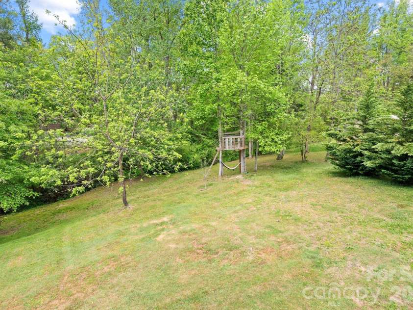285 Dove Haven Lane, Hendersonville, NC 28791.  MLS# CAR4375891, YatesRealty ID 21486. 