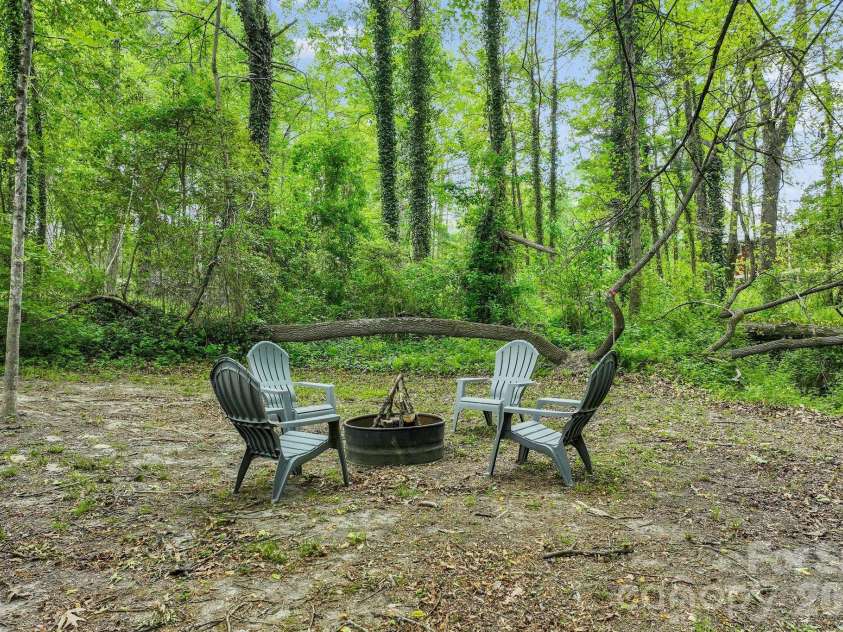 285 Dove Haven Lane, Hendersonville, NC 28791.  MLS# CAR4375891, YatesRealty ID 21486. 