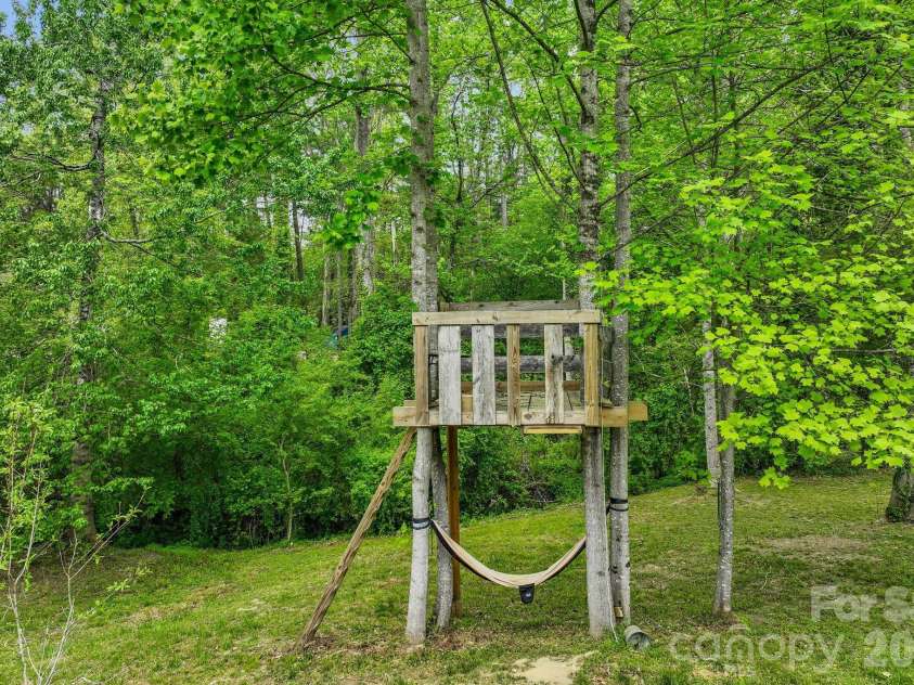 285 Dove Haven Lane, Hendersonville, NC 28791.  MLS# CAR4375891, YatesRealty ID 21486. 