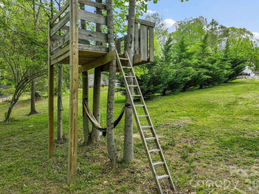 285 Dove Haven Lane, Hendersonville, NC 28791.  MLS# CAR4375891, YatesRealty ID 21486. 