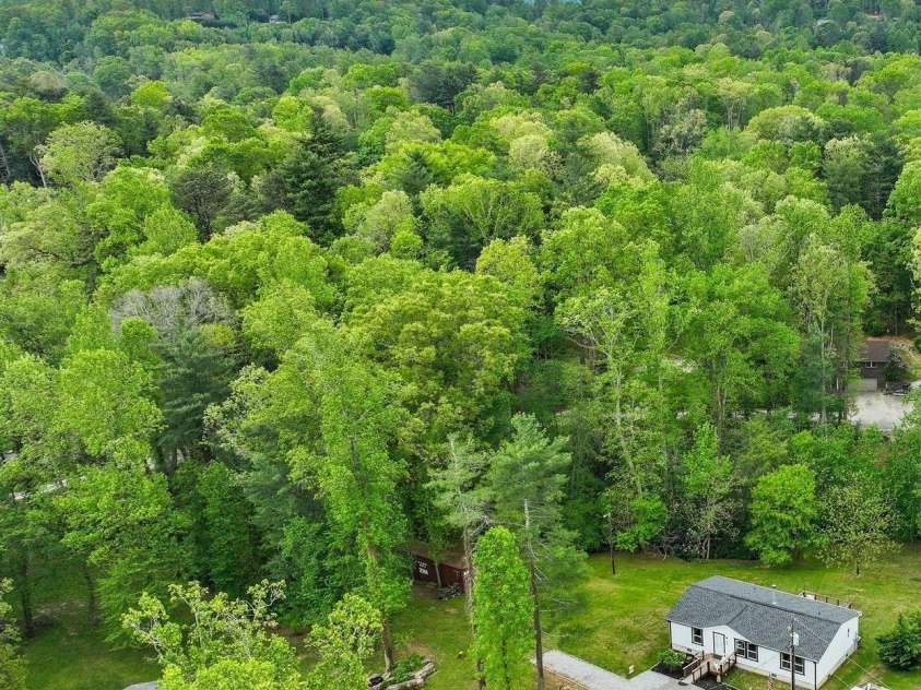 285 Dove Haven Lane, Hendersonville, NC 28791.  MLS# CAR4375891, YatesRealty ID 21486. 