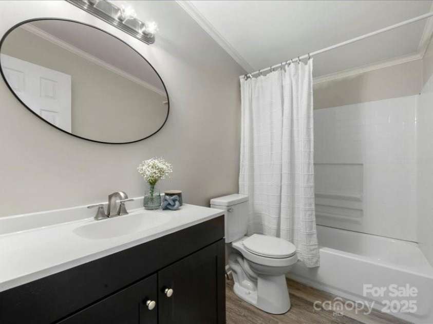 141 Hickory Creek Drive, Gastonia, NC 28052.  MLS# CAR4243072, YatesRealty ID 21489. 2nd Full hall bath