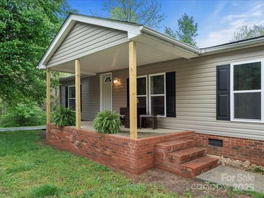141 Hickory Creek Drive, Gastonia, NC 28052.  MLS# CAR4243072, YatesRealty ID 21489. 