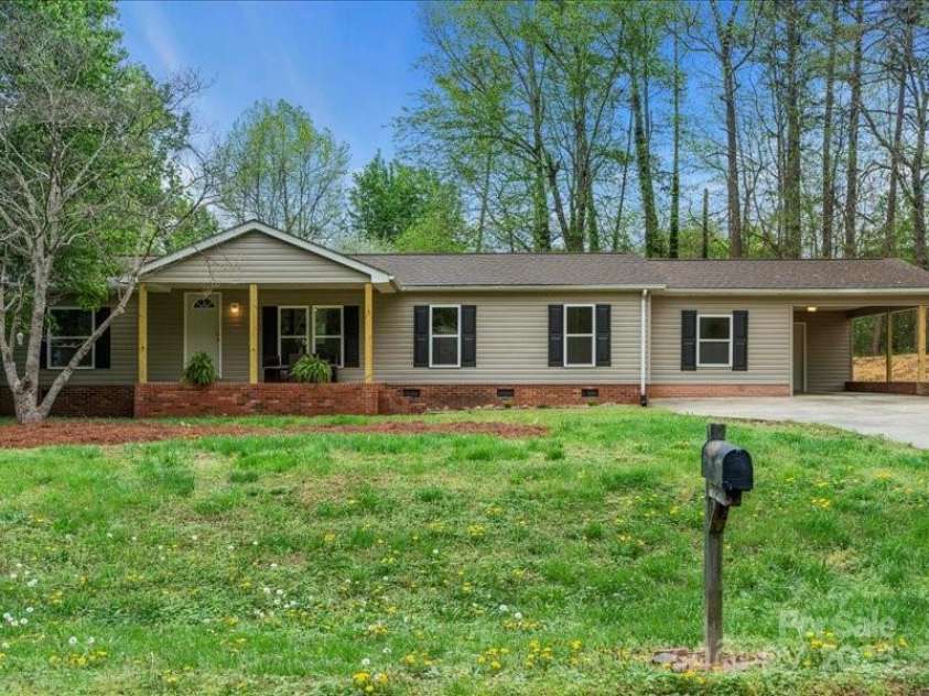 141 Hickory Creek Drive, Gastonia, NC 28052.  MLS# CAR4243072, YatesRealty ID 21489. 