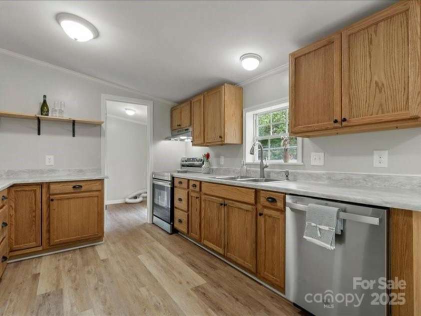 141 Hickory Creek Drive, Gastonia, NC 28052.  MLS# CAR4243072, YatesRealty ID 21489. 