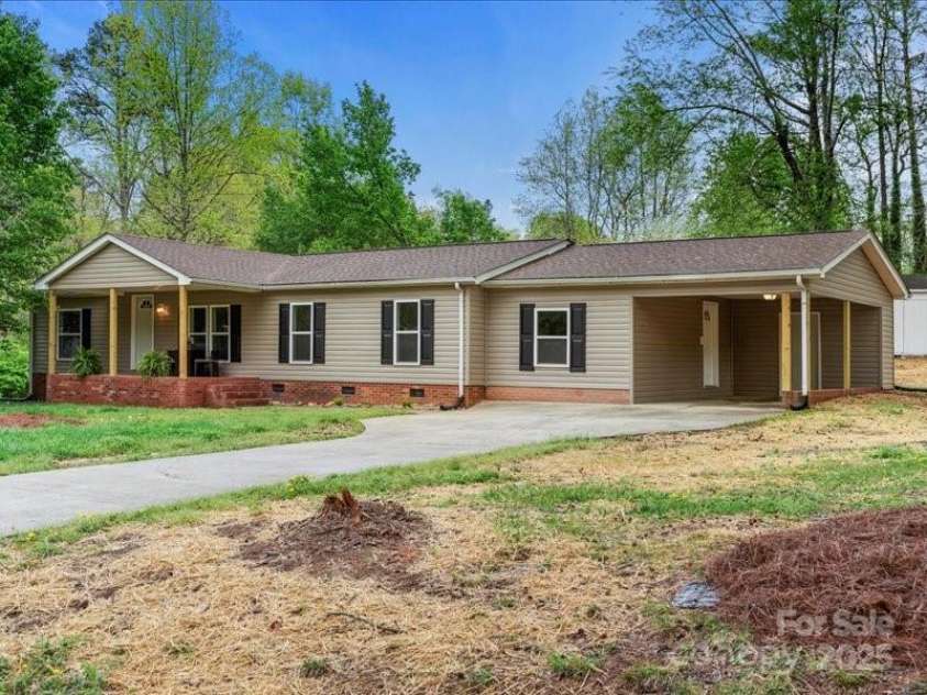 141 Hickory Creek Drive, Gastonia, NC 28052.  MLS# CAR4243072, YatesRealty ID 21489. 