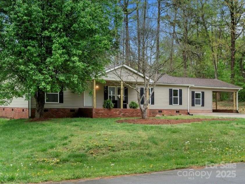 141 Hickory Creek Drive, Gastonia, NC 28052.  MLS# CAR4243072, YatesRealty ID 21489. 