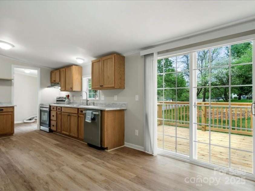 141 Hickory Creek Drive, Gastonia, NC 28052.  MLS# CAR4243072, YatesRealty ID 21489. Kitchen