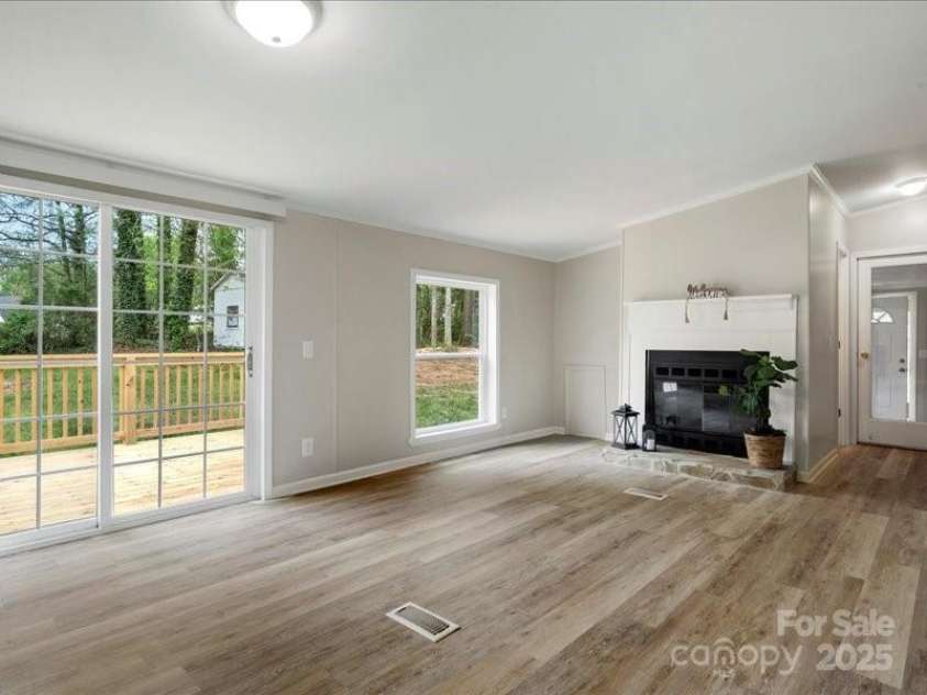 141 Hickory Creek Drive, Gastonia, NC 28052.  MLS# CAR4243072, YatesRealty ID 21489. Sitting area/dinning area