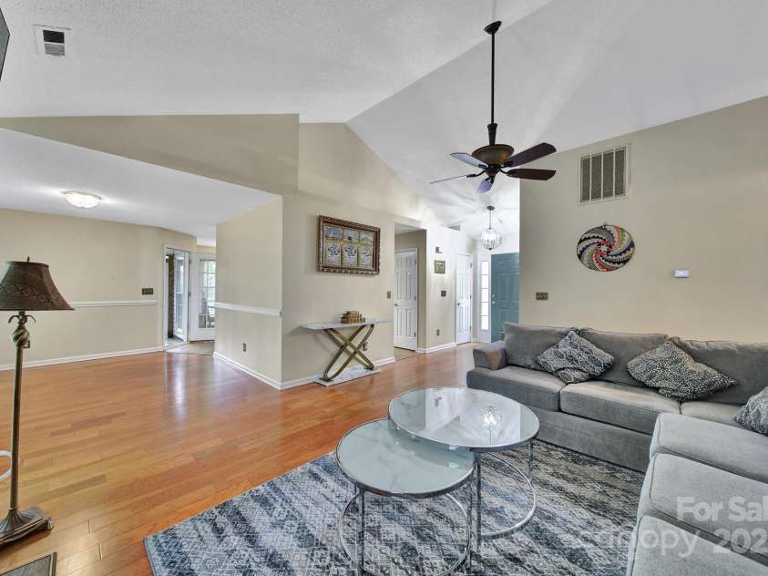 5009 Ravens Court, Matthews, NC 28104.  MLS# CAR4254526, YatesRealty ID 21493. 