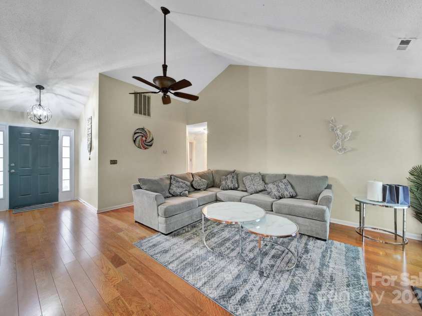 5009 Ravens Court, Matthews, NC 28104.  MLS# CAR4254526, YatesRealty ID 21493. 