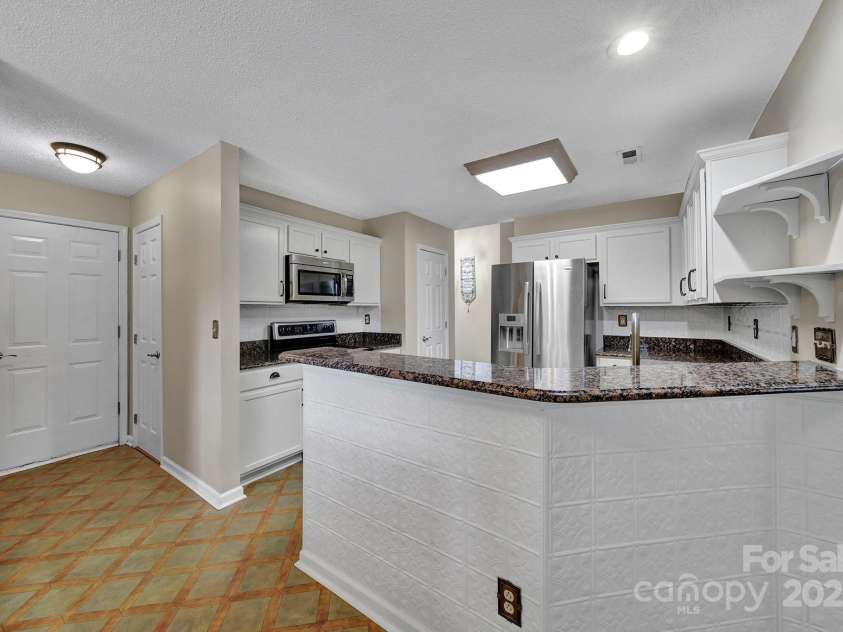 5009 Ravens Court, Matthews, NC 28104.  MLS# CAR4254526, YatesRealty ID 21493. 