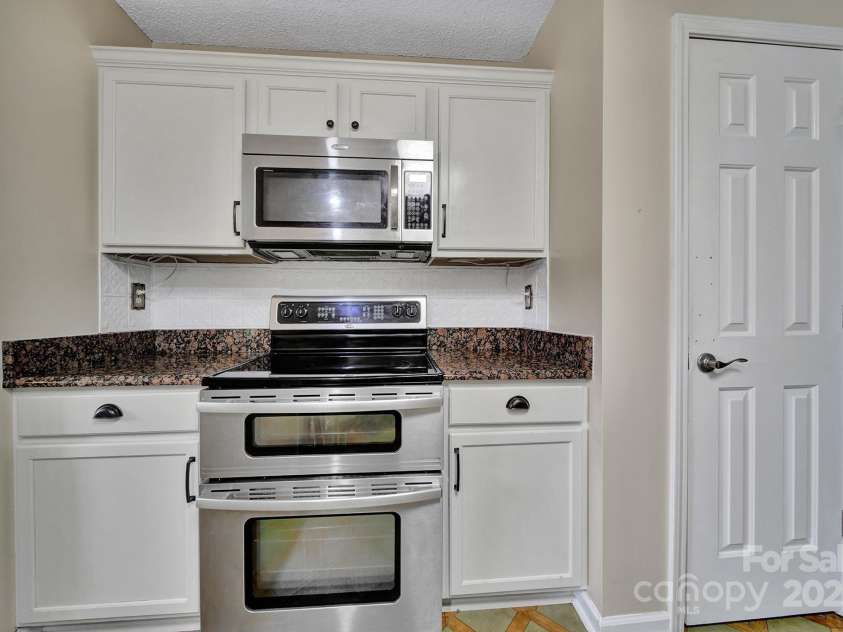 5009 Ravens Court, Matthews, NC 28104.  MLS# CAR4254526, YatesRealty ID 21493. 