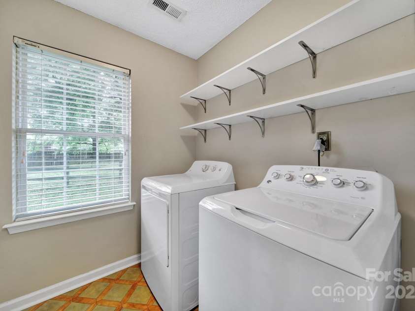 5009 Ravens Court, Matthews, NC 28104.  MLS# CAR4254526, YatesRealty ID 21493. 