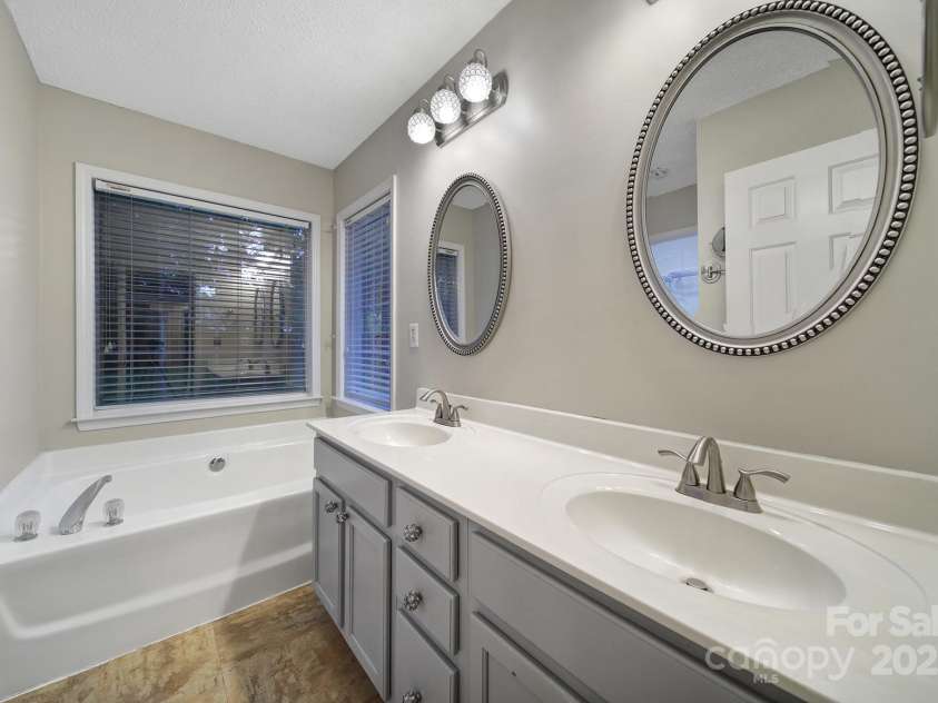 5009 Ravens Court, Matthews, NC 28104.  MLS# CAR4254526, YatesRealty ID 21493. 