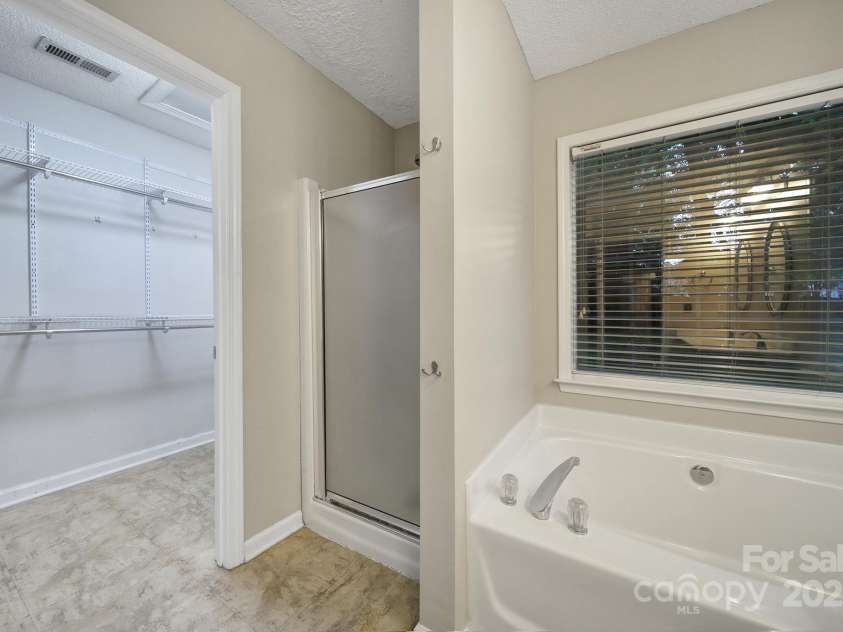 5009 Ravens Court, Matthews, NC 28104.  MLS# CAR4254526, YatesRealty ID 21493. 