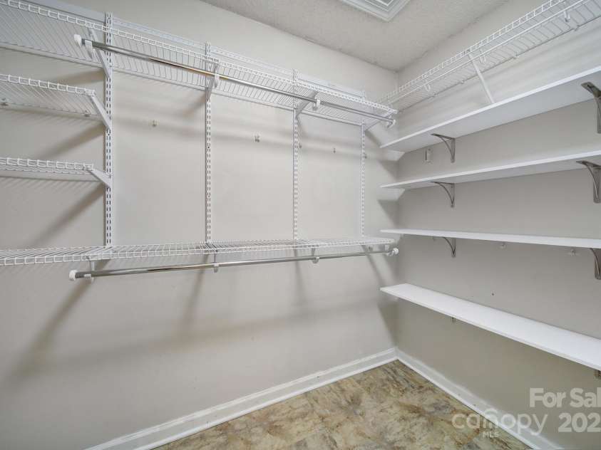 5009 Ravens Court, Matthews, NC 28104.  MLS# CAR4254526, YatesRealty ID 21493. 