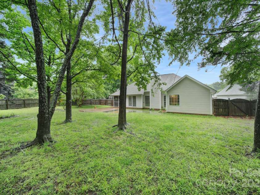 5009 Ravens Court, Matthews, NC 28104.  MLS# CAR4254526, YatesRealty ID 21493. 