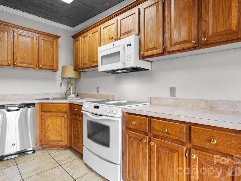 1604 4th Street, Hickory, NC 28601.  MLS# CAR4366850, YatesRealty ID 21495. 