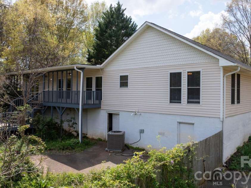 1604 4th Street, Hickory, NC 28601.  MLS# CAR4366850, YatesRealty ID 21495. 
