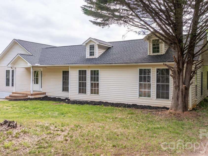 1604 4th Street, Hickory, NC 28601.  MLS# CAR4366850, YatesRealty ID 21495. 