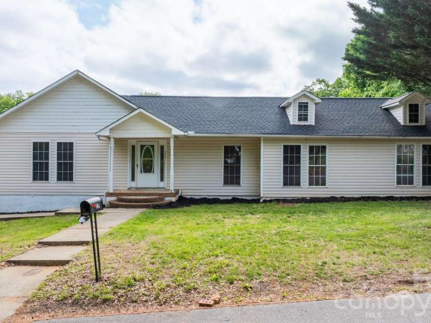 1604 4th Street, Hickory, NC 28601.  MLS# CAR4366850, YatesRealty ID 21495. 