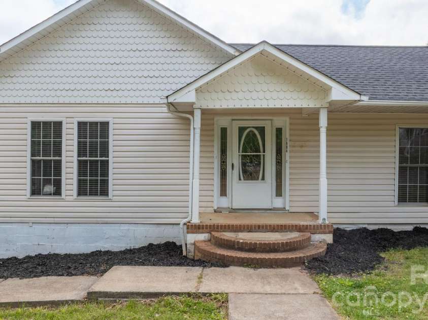 1604 4th Street, Hickory, NC 28601.  MLS# CAR4366850, YatesRealty ID 21495. 