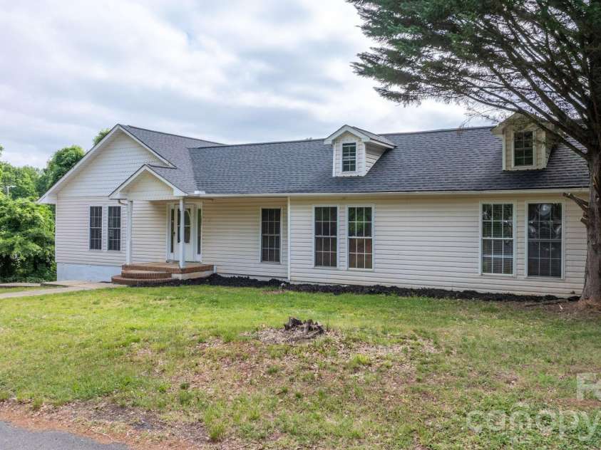 1604 4th Street, Hickory, NC 28601.  MLS# CAR4366850, YatesRealty ID 21495. 