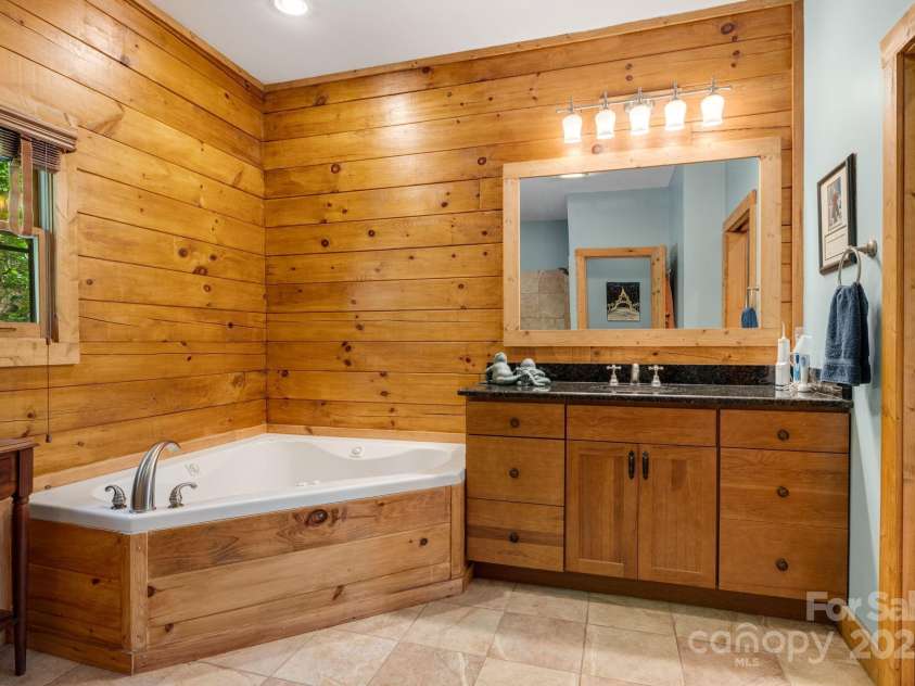587 Grouse Thicket Road, Mars Hill, NC 28754.  MLS# CAR4269206, YatesRealty ID 21495. Soaking tub