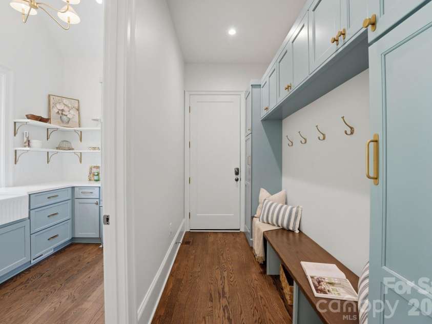 444 Hunter Lane, Charlotte, NC 28211.  MLS# CAR4405254, YatesRealty ID 21498. Drop zone (main-level).