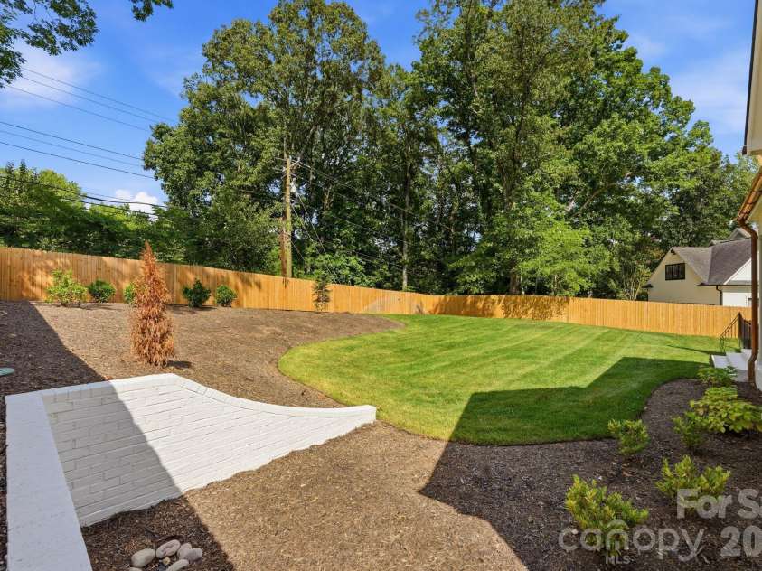 444 Hunter Lane, Charlotte, NC 28211.  MLS# CAR4405254, YatesRealty ID 21498. Fully-fenced backyard.