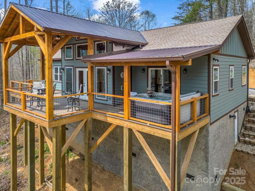 107 Twisted Birch Drive, Hendersonville, NC 28792.  MLS# CAR4328960, YatesRealty ID 2150. 