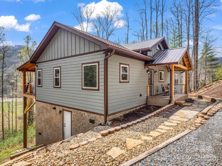 107 Twisted Birch Drive, Hendersonville, NC 28792.  MLS# CAR4328960, YatesRealty ID 2150. 
