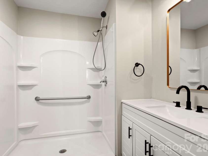 322 Holland Circle, Statesville, NC 28677.  MLS# CAR4376533, YatesRealty ID 21503. Primary Bath