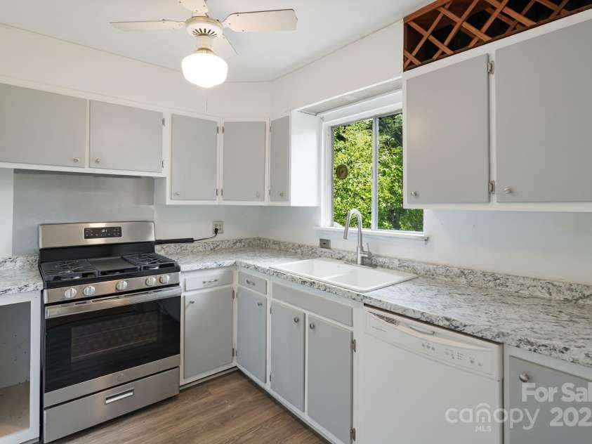 55 Lookout Drive, Asheville, NC 28804.  MLS# CAR4274159, YatesRealty ID 21504. 