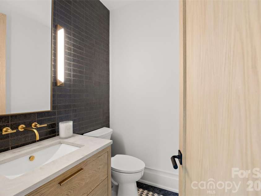 4111 Columbine Circle, Charlotte, NC 28211.  MLS# CAR4376886, YatesRealty ID 21508. 