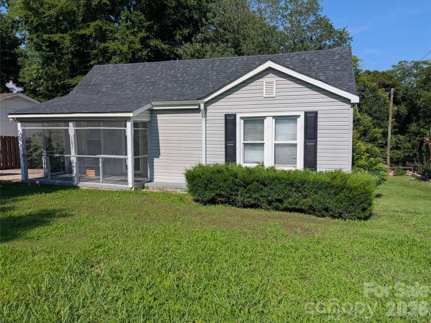 707 Oakshade Avenue, Kannapolis, NC 28083.  MLS# CAR4372011, YatesRealty ID 21509. 