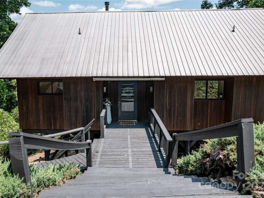 126 North Ridge Drive, Marion, NC 28752.  MLS# CAR4273969, YatesRealty ID 21510. 