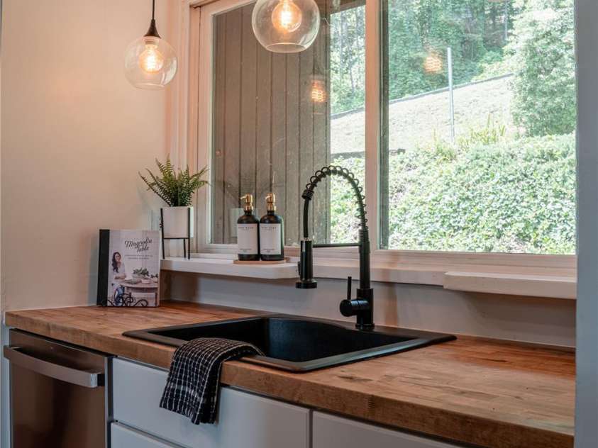 126 North Ridge Drive, Marion, NC 28752.  MLS# CAR4273969, YatesRealty ID 21510. 