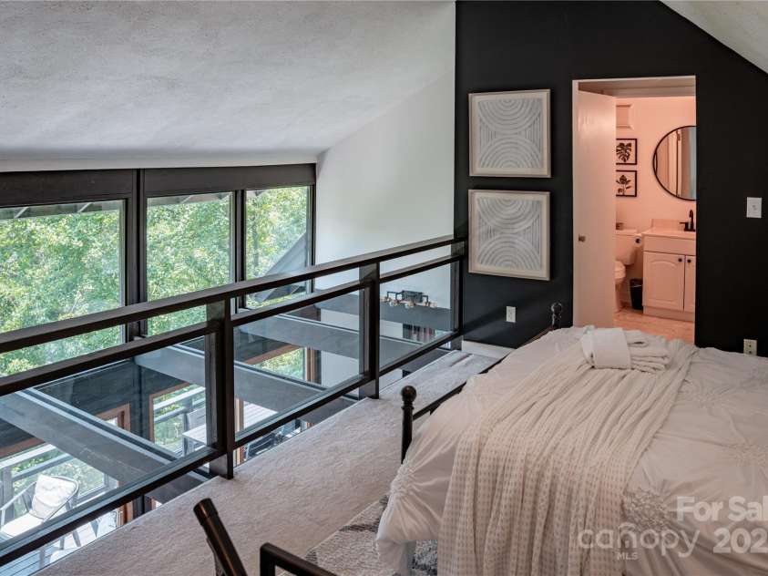 126 North Ridge Drive, Marion, NC 28752.  MLS# CAR4273969, YatesRealty ID 21510. 