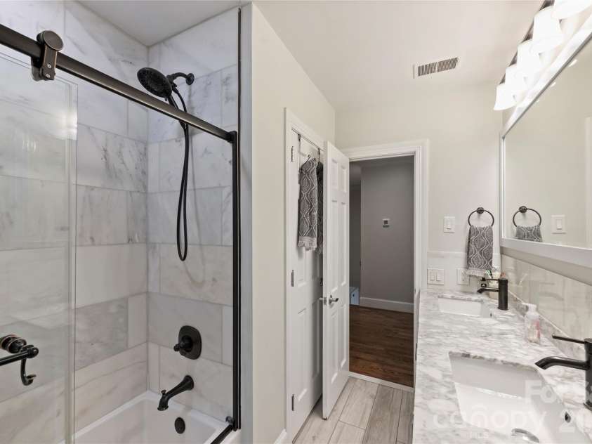 5525 Lancelot Drive, Charlotte, NC 28270.  MLS# CAR4372784, YatesRealty ID 21511. 