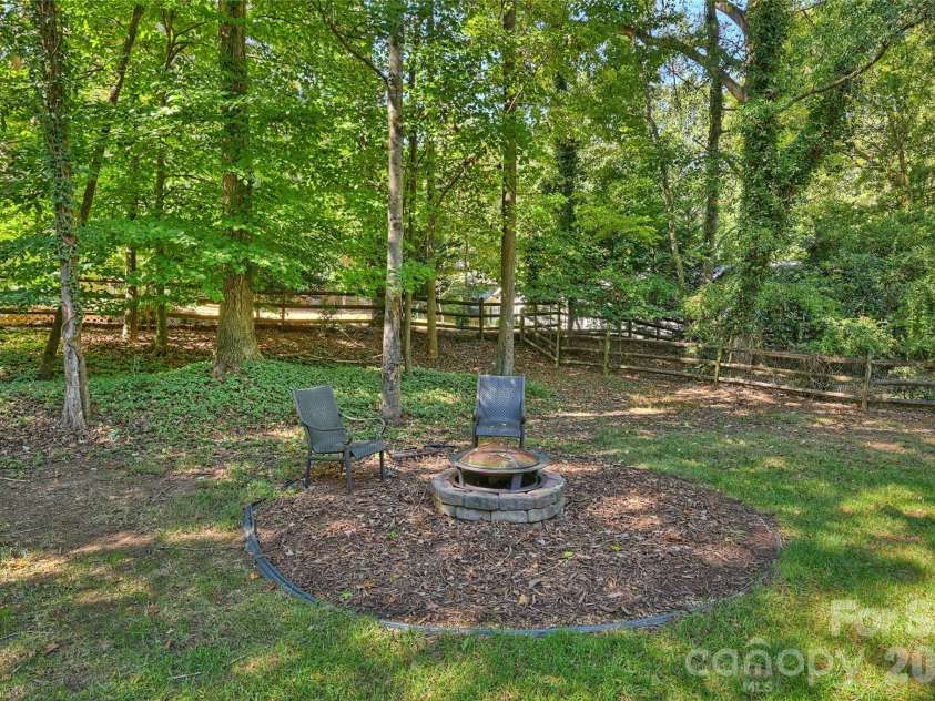 5525 Lancelot Drive, Charlotte, NC 28270.  MLS# CAR4372784, YatesRealty ID 21511. 
