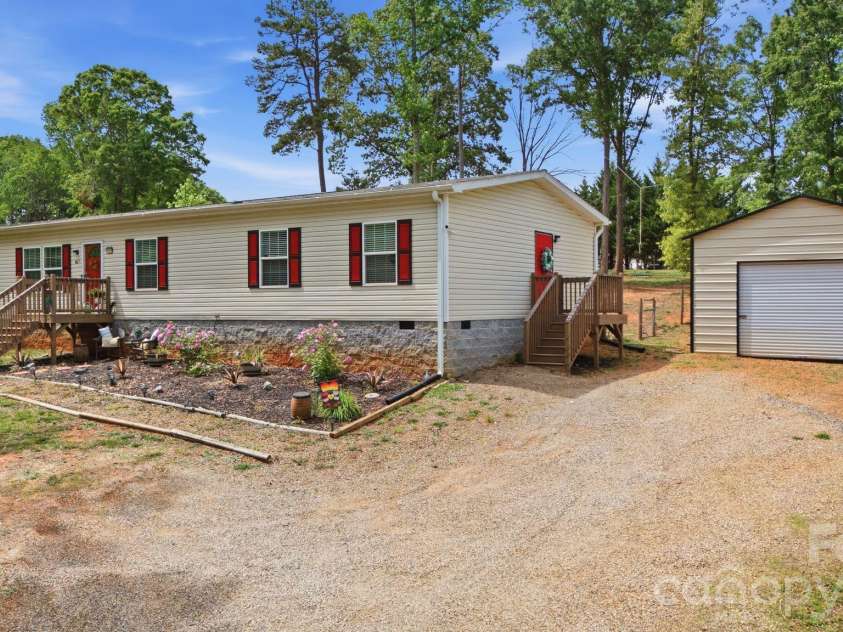 980 Lakeland Avenue, Lincolnton, NC 28092.  MLS# CAR4377426, YatesRealty ID 21514. 